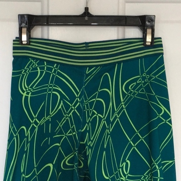 𝅺CHAMPION Woman’s Workout Capri Leggings. Size M - Picture 3 of 5